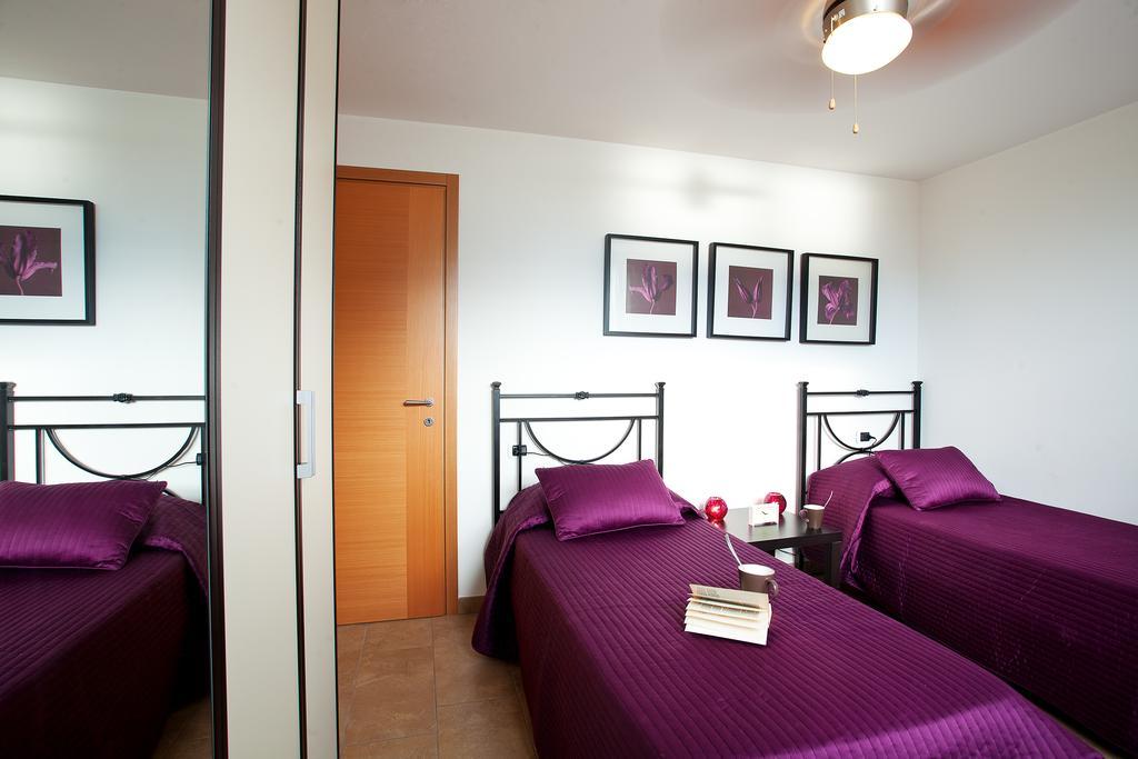 Residenza Romina Sleeps 8 With Pool- By Italian Apartments Rezzonico Номер фото