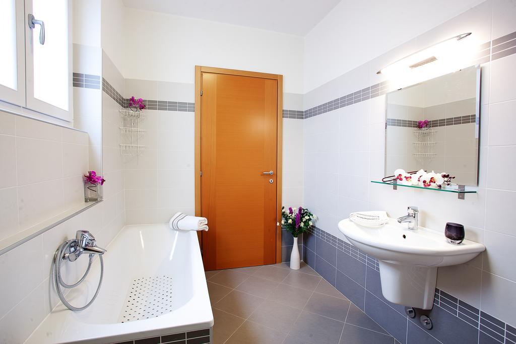 Residenza Romina Sleeps 8 With Pool- By Italian Apartments Rezzonico Номер фото