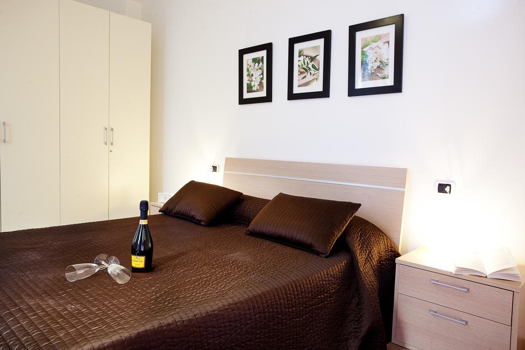 Residenza Romina Sleeps 8 With Pool- By Italian Apartments Rezzonico Номер фото
